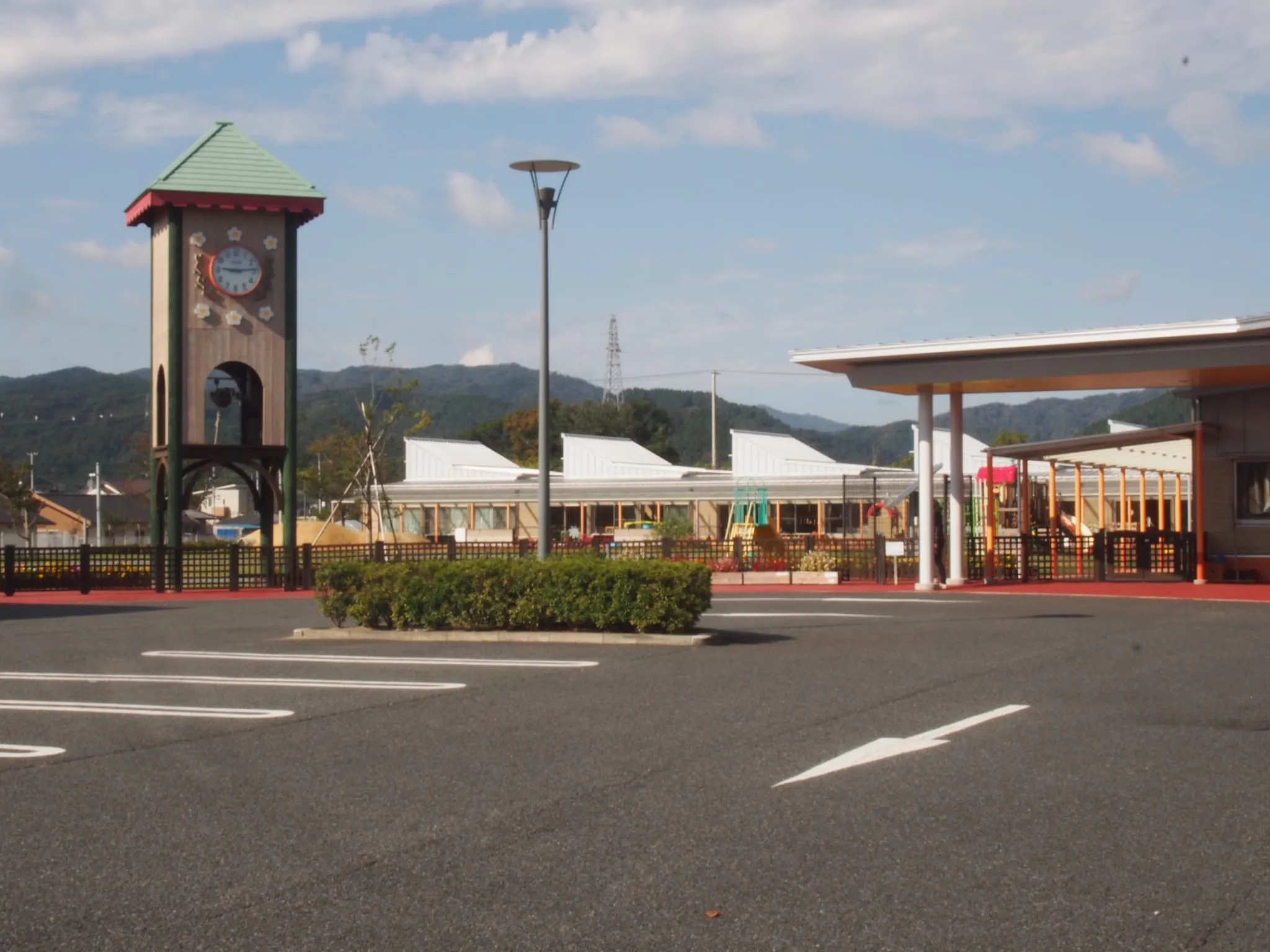 あおぞらこども園の建物外観。近代的な保育施設で子どもたちが集まる場所